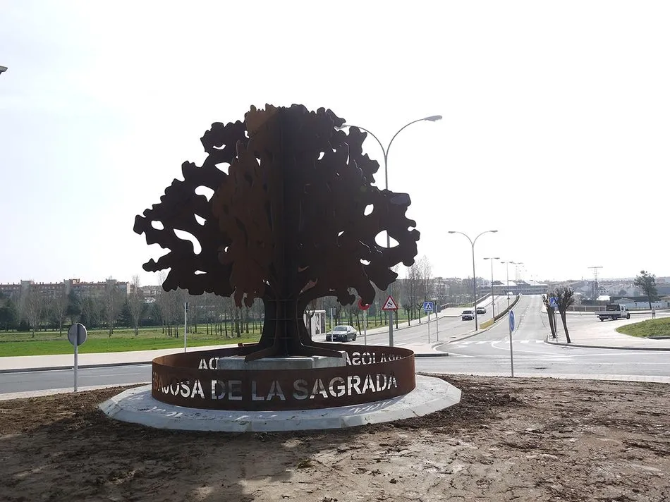 Foto 3 - Carbajosa instala una escultura del &aacute;rbol que da nombre al pueblo como forma de dar la bienvenida...