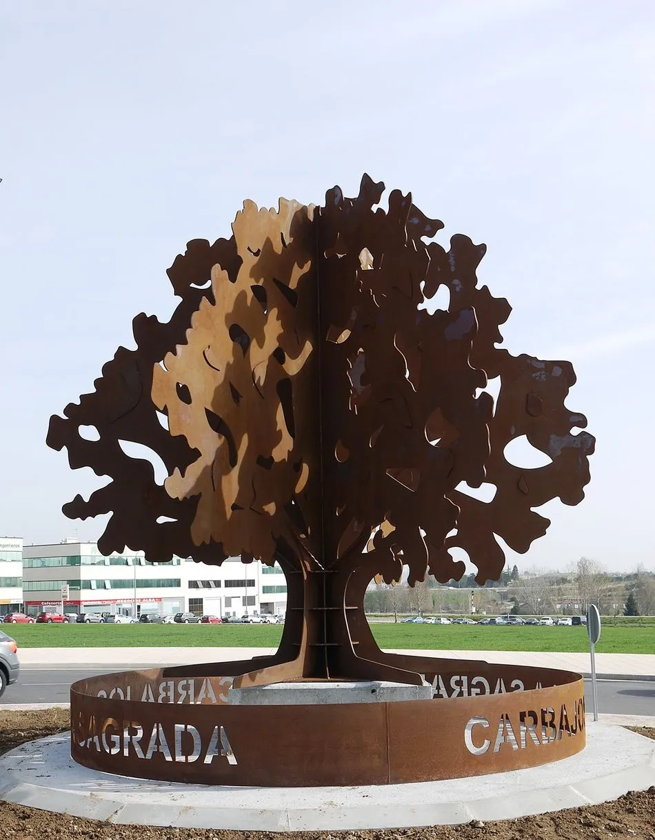 Foto 2 - Carbajosa instala una escultura del &aacute;rbol que da nombre al pueblo como forma de dar la bienvenida...