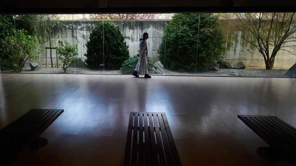 Un sacerdote en el cementerio Municipal de San José en Pamplona (Navarra). Foto: EP