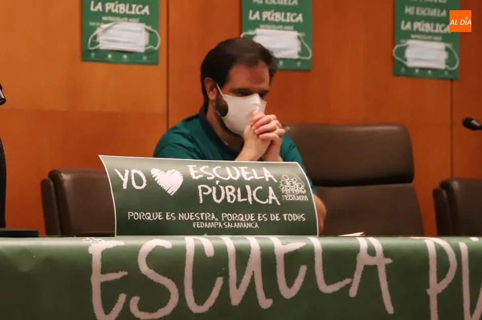 Foto 7 - La Plataforma de la Escuela P&uacute;blica reitera su intenci&oacute;n de colocar carteles de la campa&ntilde;a de...