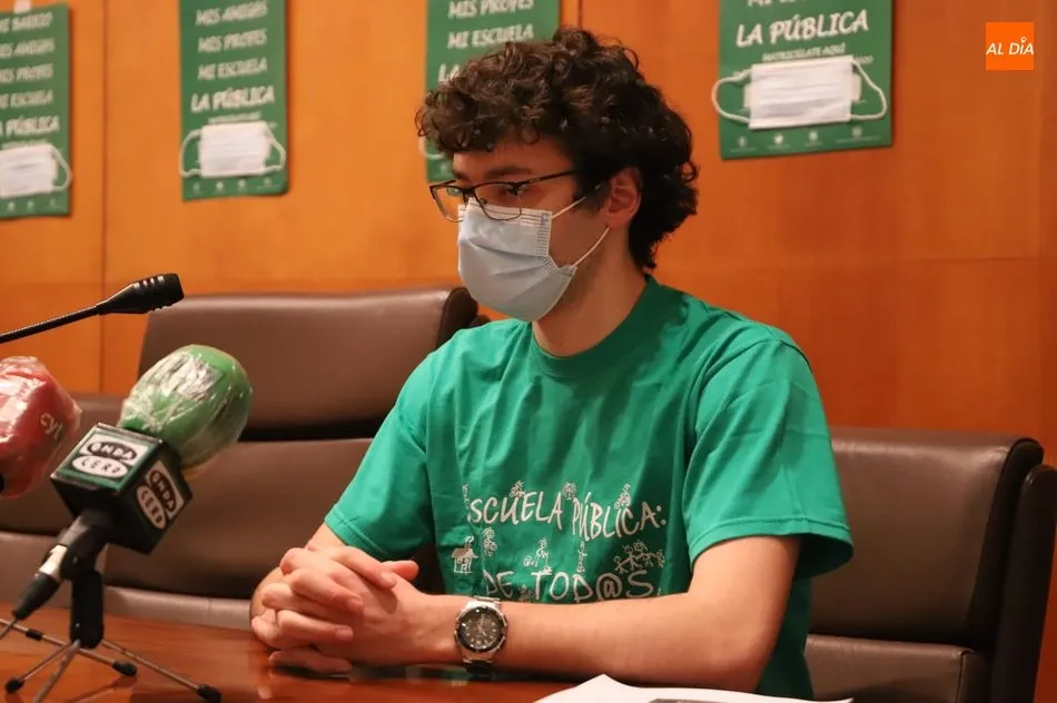 Foto 6 - La Plataforma de la Escuela P&uacute;blica reitera su intenci&oacute;n de colocar carteles de la campa&ntilde;a de...