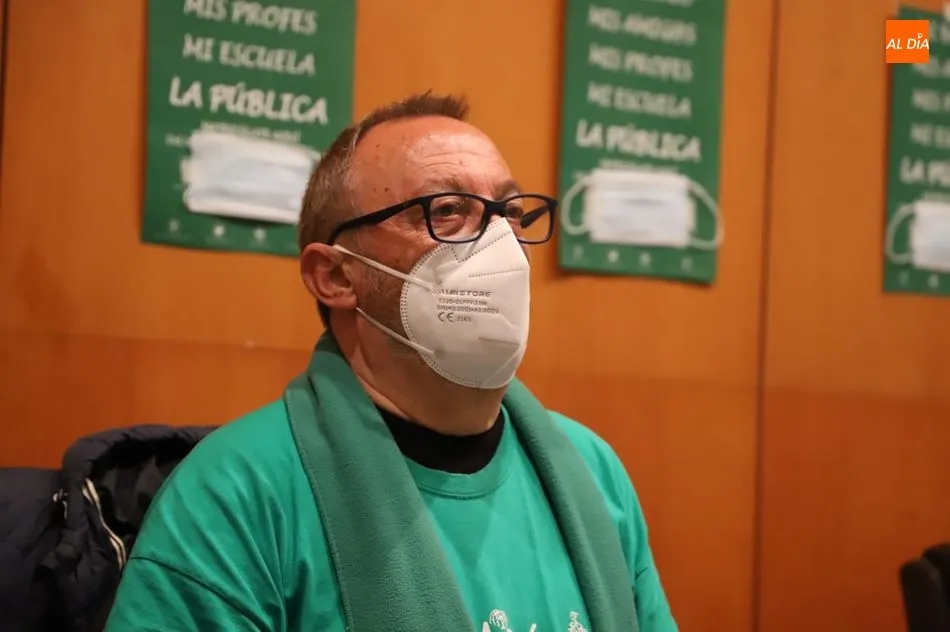 Foto 5 - La Plataforma de la Escuela P&uacute;blica reitera su intenci&oacute;n de colocar carteles de la campa&ntilde;a de...