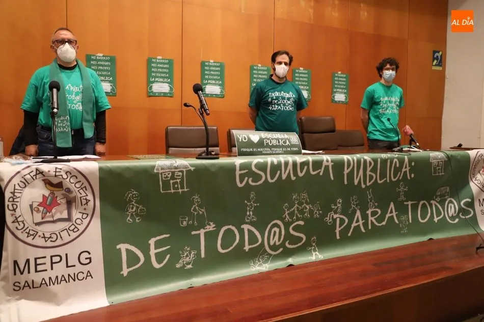 Foto 4 - La Plataforma de la Escuela P&uacute;blica reitera su intenci&oacute;n de colocar carteles de la campa&ntilde;a de...