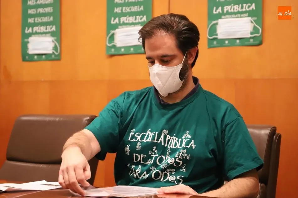 Foto 3 - La Plataforma de la Escuela P&uacute;blica reitera su intenci&oacute;n de colocar carteles de la campa&ntilde;a de...