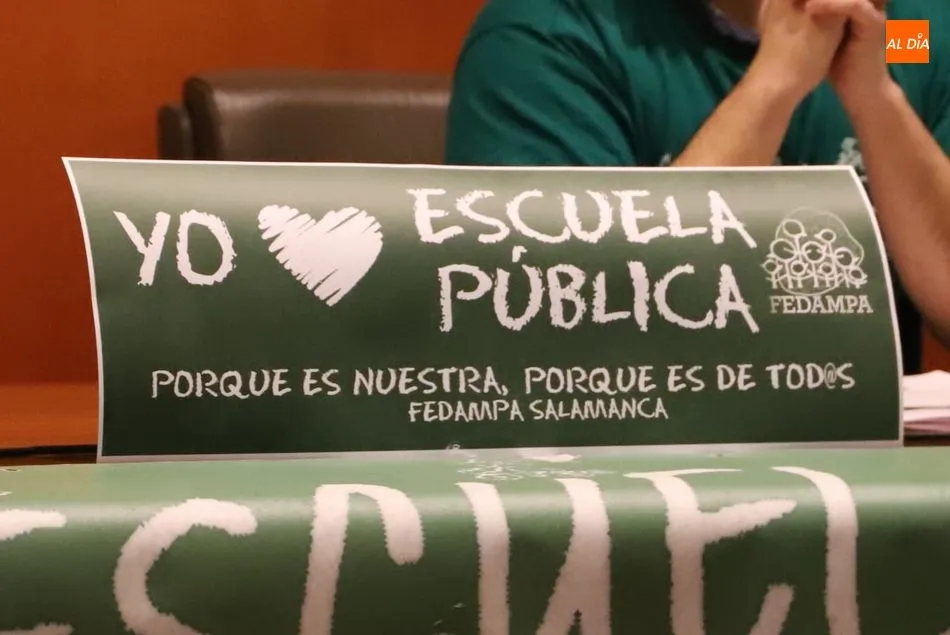 Foto 2 - La Plataforma de la Escuela P&uacute;blica reitera su intenci&oacute;n de colocar carteles de la campa&ntilde;a de...