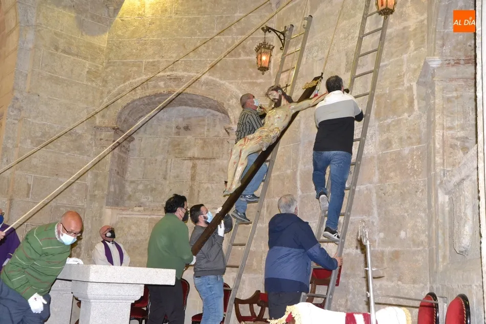 Colocado en el altar de la Iglesia de San Pedro-San Isidoro el Santísimo Cristo de la Expiración  