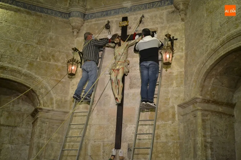 Foto 11 - Colocado en el altar de la Iglesia de San Pedro-San Isidoro el Sant&iacute;simo Cristo de la Expiraci&oacute;n  