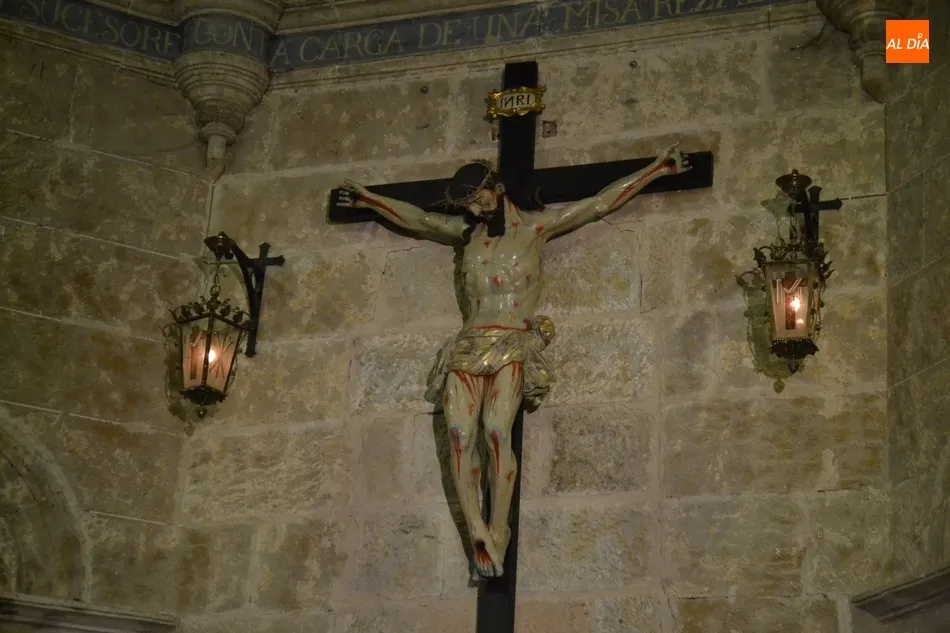 Foto 9 - Colocado en el altar de la Iglesia de San Pedro-San Isidoro el Sant&iacute;simo Cristo de la Expiraci&oacute;n  