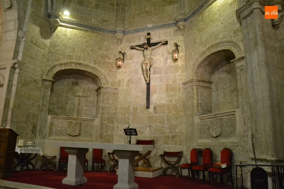 Foto 7 - Colocado en el altar de la Iglesia de San Pedro-San Isidoro el Sant&iacute;simo Cristo de la Expiraci&oacute;n  