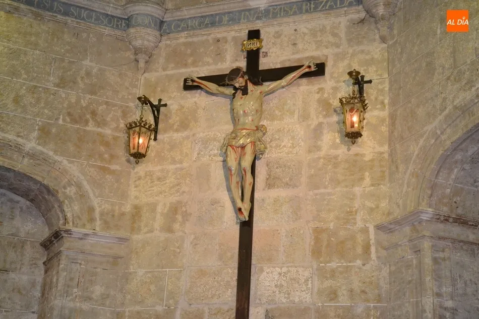 Foto 5 - Colocado en el altar de la Iglesia de San Pedro-San Isidoro el Sant&iacute;simo Cristo de la Expiraci&oacute;n  