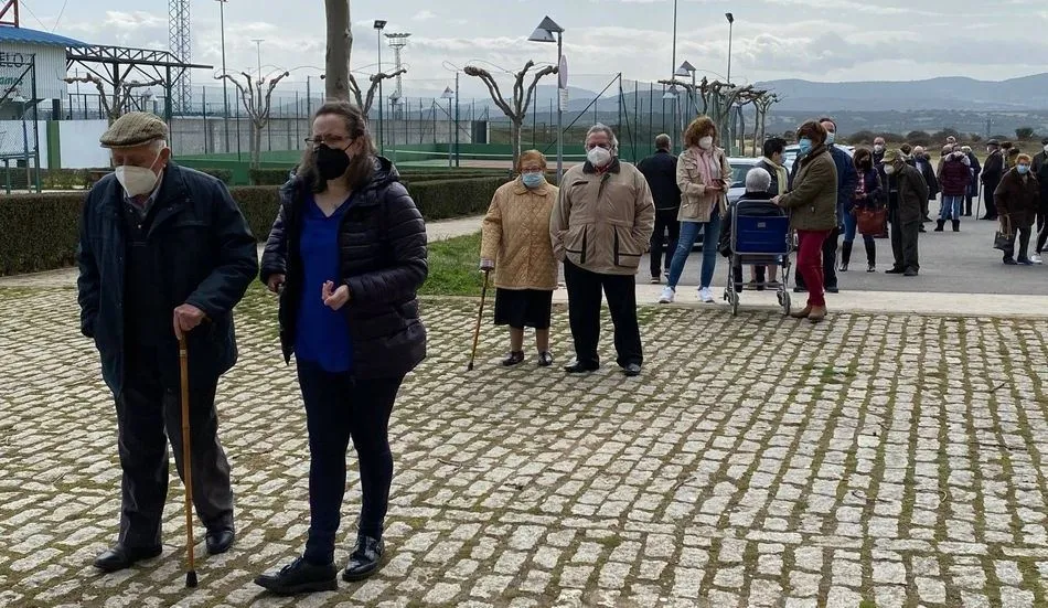 Mayores en la fila para su vacunación en Guijuelo