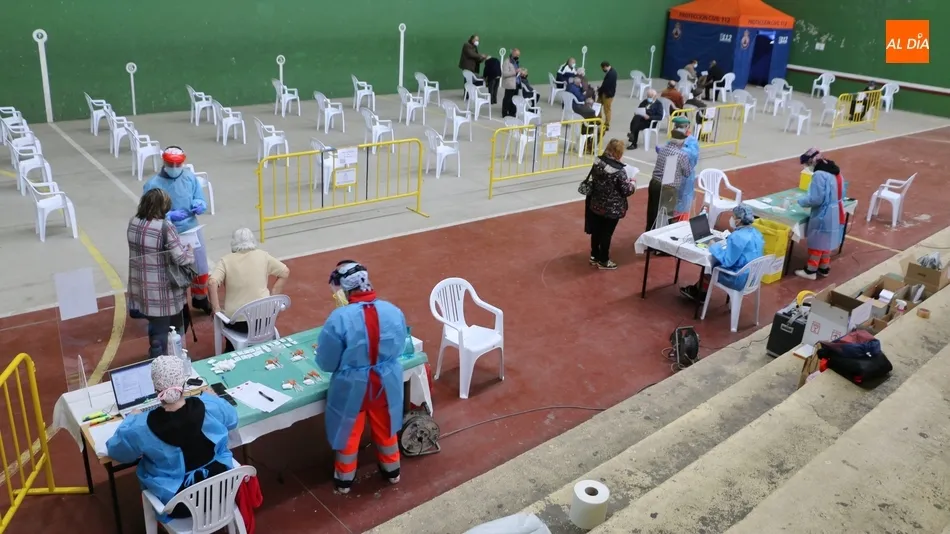 El frontón de pelota acogía la primera vacunación masiva anticovid en Vitigudino / Foto: CORRAL
