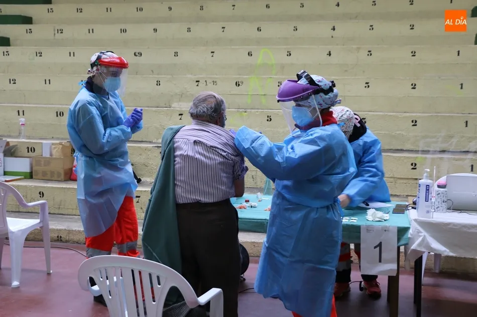 Foto 6 - Comienza la vacunaci&oacute;n masiva en Vitigudino con los mayores de 90 a&ntilde;os  