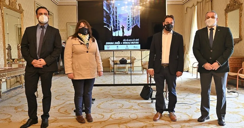 El concejal de Turismo, Fernando Castaño, acompañado por Ángela María Hernández, en representación de los comerciantes de la calle Wences Moreno, Álvaro Juanes, presidente de la Asociación de Empresarios de Hostelería de Salamanca, y Francisco Hernández,