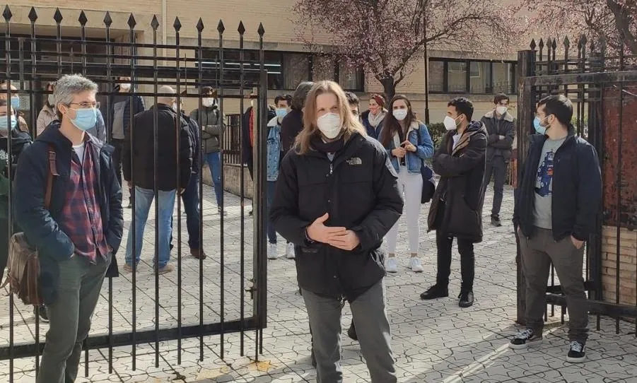 Fernández a las puertas del Conservatorio Superior de Música de Castilla y León, en Salamanca, junto a profesores del centro. Foto EP