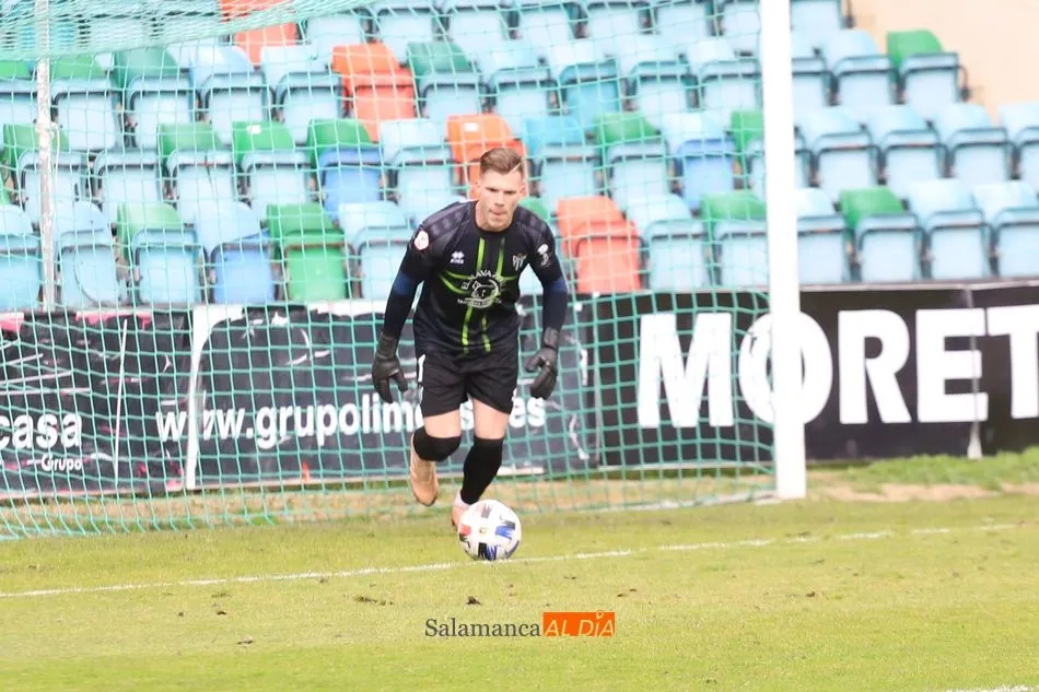 Salcedo saca en largo en el derbi con el Salamanca UDS