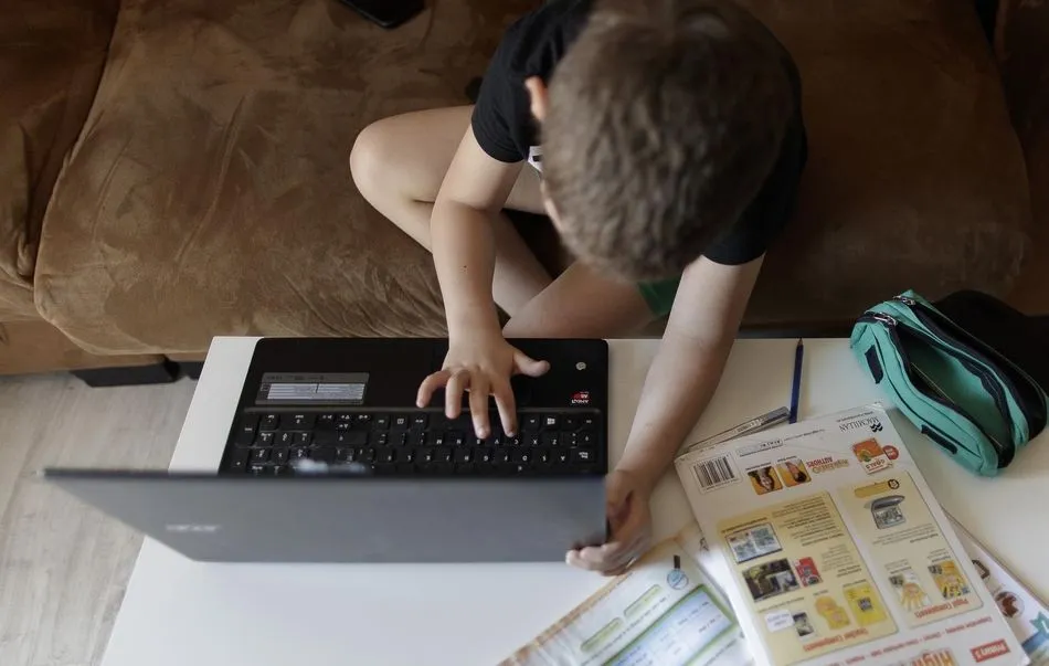 Un niño haciendo deberes en su casa durante la pandemia