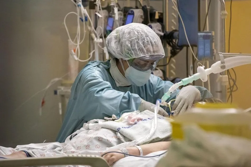 Sanidad y comunidades autónomas estudian por qué la estancia en las UCI se está alargando  