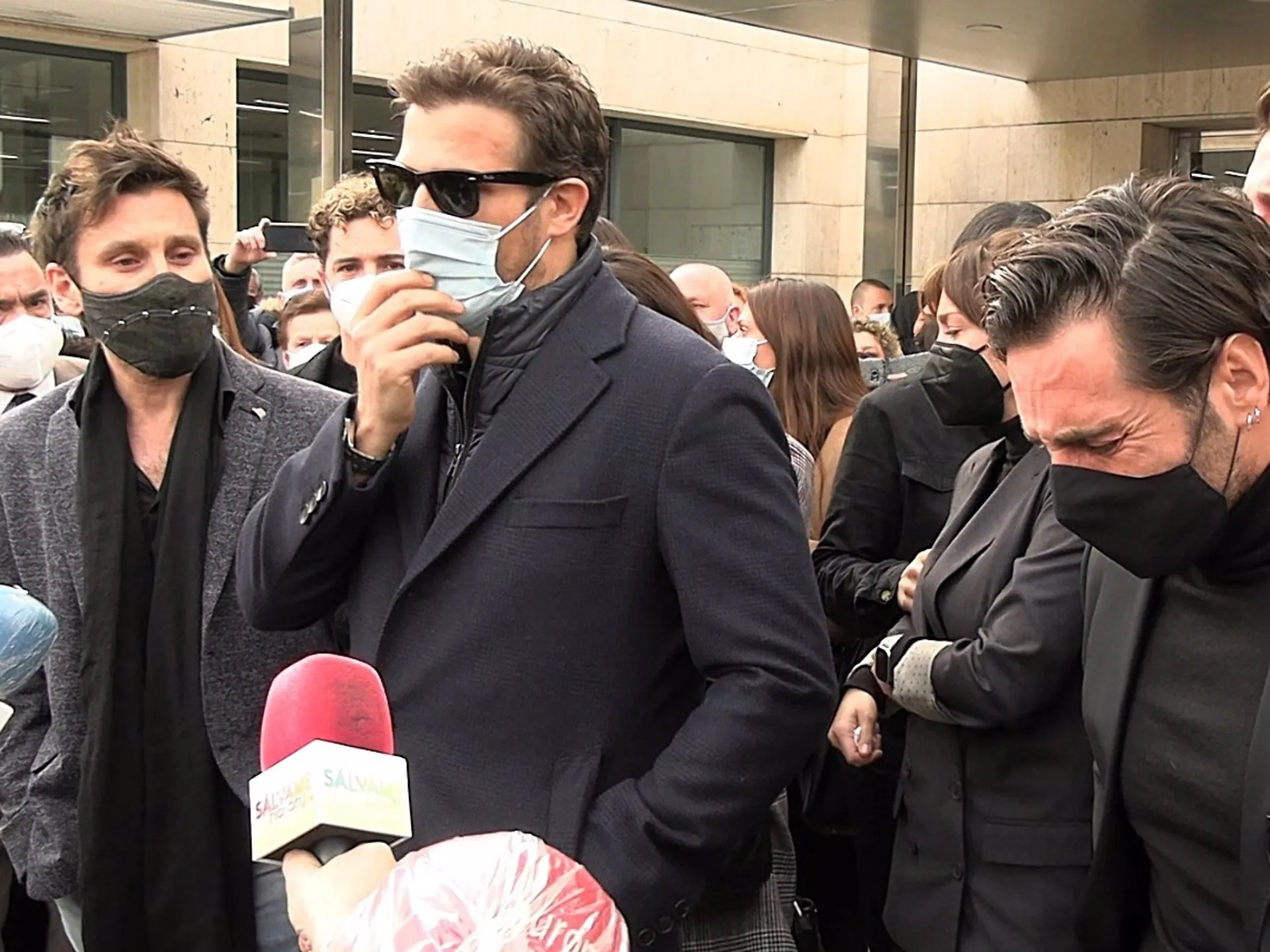 El hermano de Álex Casademunt, a las puertas del tanatorio acompañado por los compañeros de OT