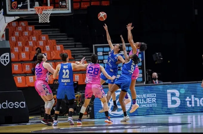 Foto 2 - El Perfumer&iacute;as Avenida pasa a semis tras aplastar al Ensino Lugo (82-51)