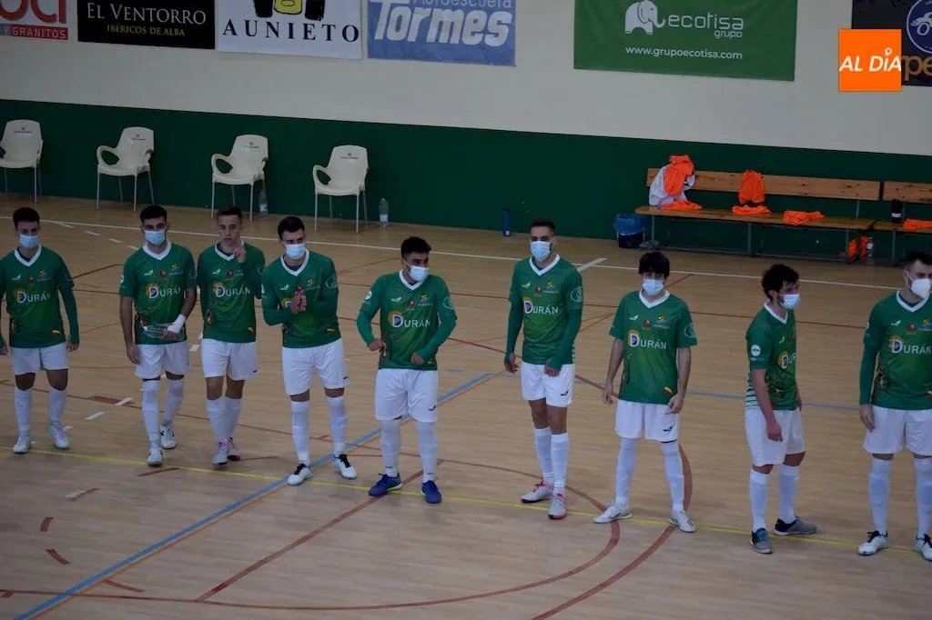 Jugadores del Piensos Durán Albense saltan al campo antes de un partido / Pedro Zaballos