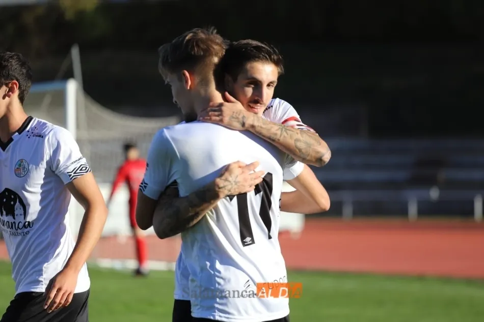 Lauren Egea abraza a Amis tras un gol del filial del Salamanca UDS