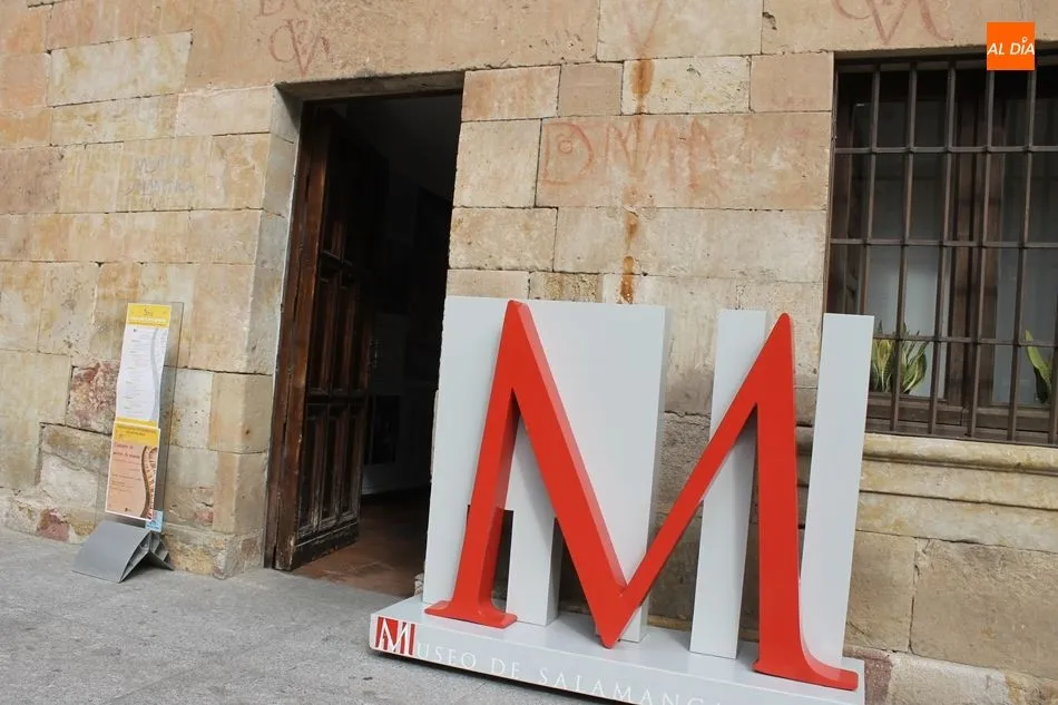 Una de las entradas del Museo de Salamanca, en el Patio de Escuelas
