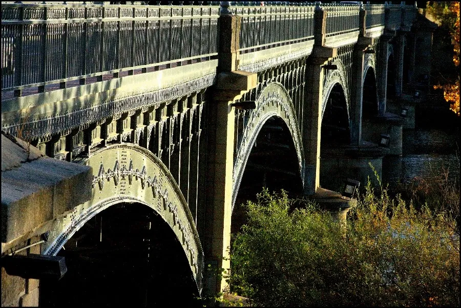 El puente de hierro, joya ligera de luz con la que adornar la pesada ciudad de piedra