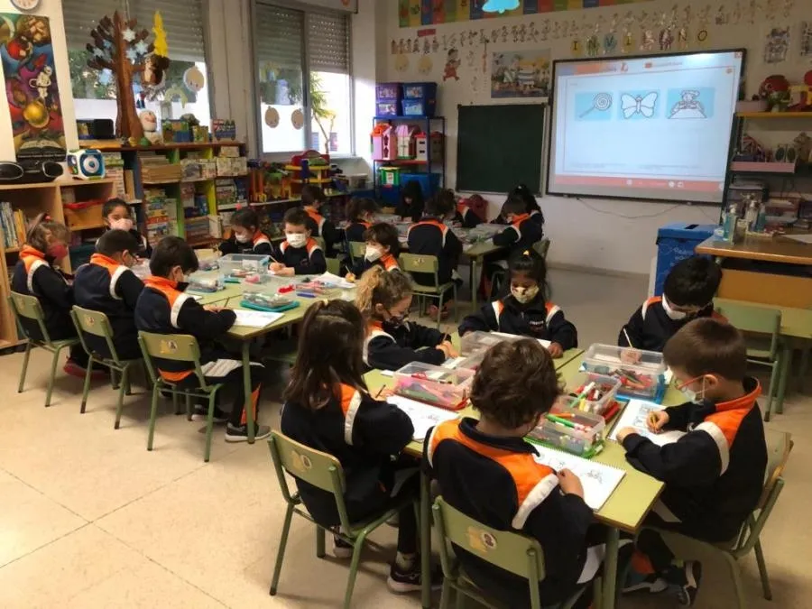 Alumnos de Infantil 5 años trabajando distintas destrezas