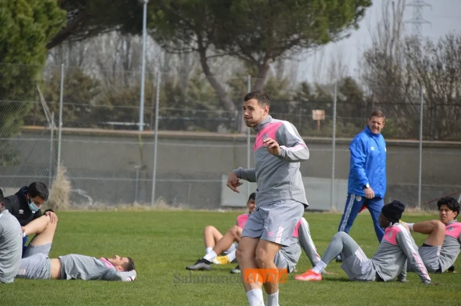 Foto 10 - Juancho completa su primer entrenamiento con el Salamanca UDS y el buen ambiente reina en la...