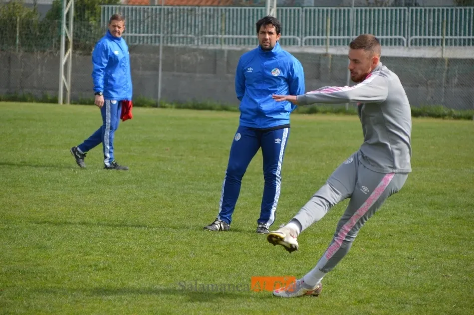 Foto 9 - Juancho completa su primer entrenamiento con el Salamanca UDS y el buen ambiente reina en la...