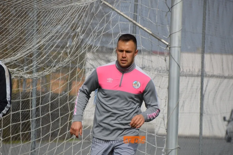 Foto 8 - Juancho completa su primer entrenamiento con el Salamanca UDS y el buen ambiente reina en la...