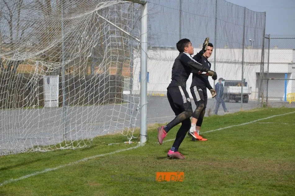 Foto 6 - Juancho completa su primer entrenamiento con el Salamanca UDS y el buen ambiente reina en la...