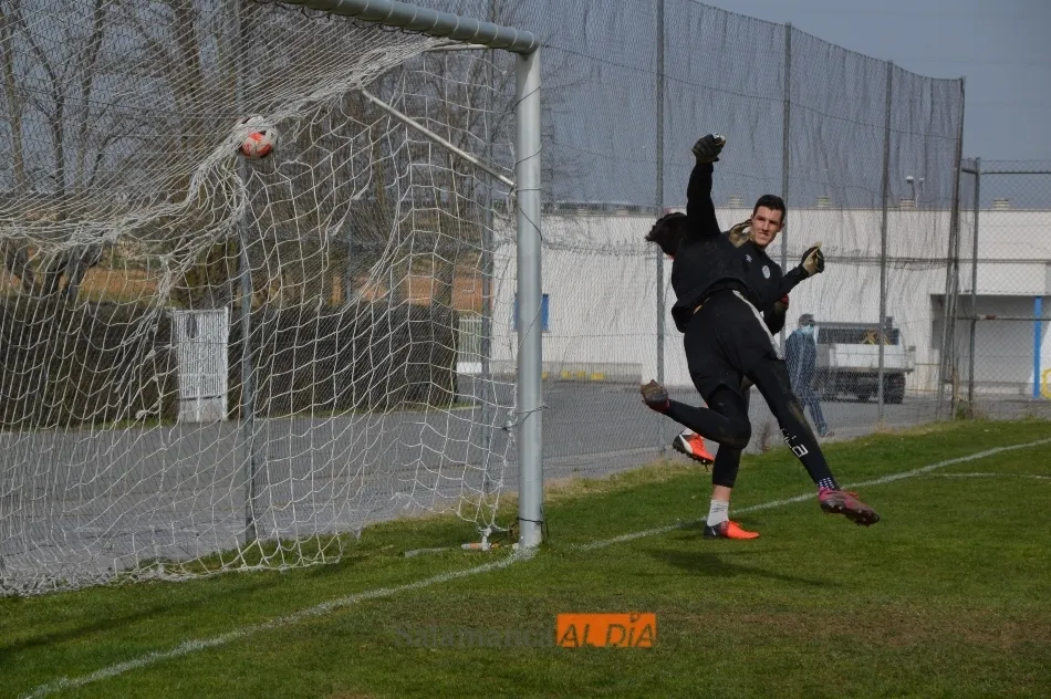 Foto 2 - Juancho completa su primer entrenamiento con el Salamanca UDS y el buen ambiente reina en la...