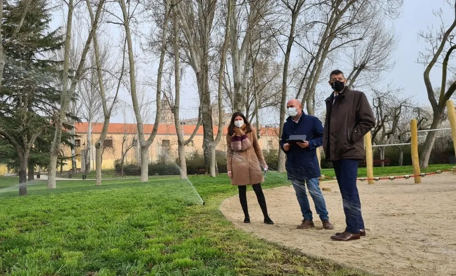 La concejal de Medio Ambiente, Miryam Rodríguez, en su visita de hoy al parque Fluvial