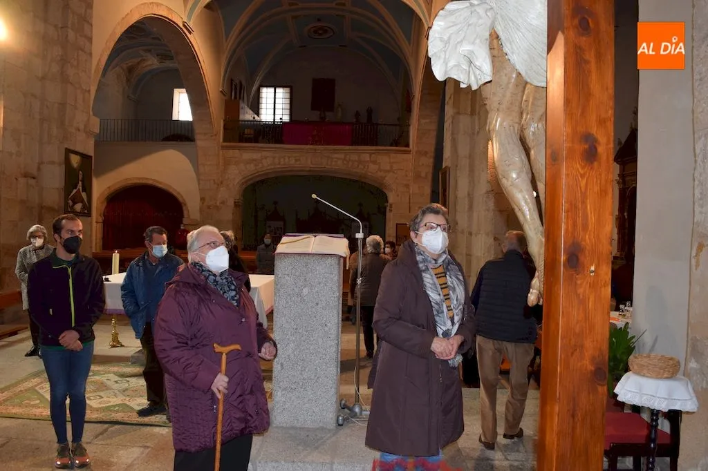 Asistentes al besapiés realizan una inclinación / Pedro Zaballos