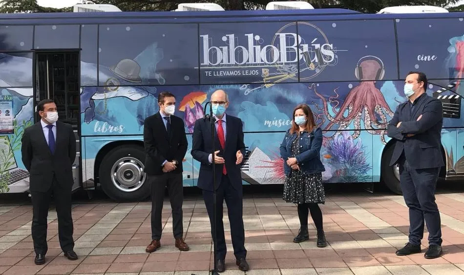 El presidente de la Diputación de Salamanca, Javier Iglesias, acompañado por el diputado de Cultura, David Mingo, el viceconsejero de Cultura de la Junta de Castilla y León, Raúl Fernando Sobrino y la alcaldesa de Pelabravo, Maite García, ha presentado el