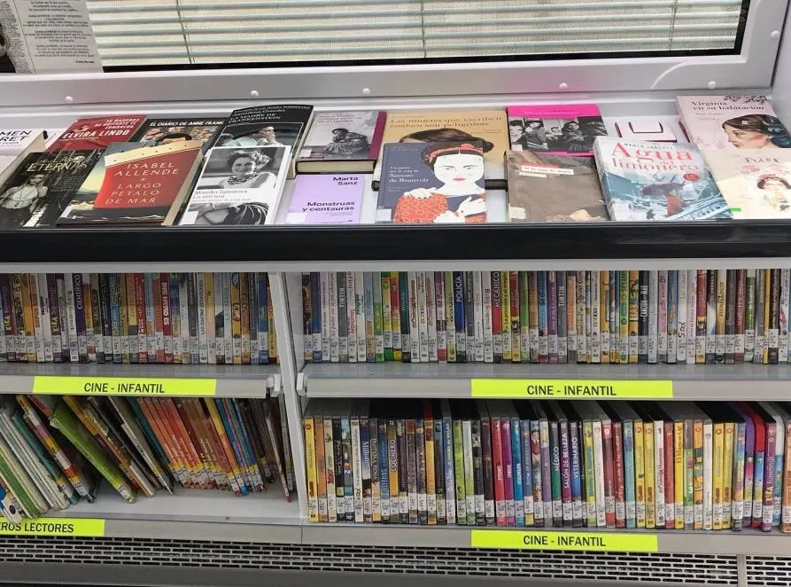 Foto 2 - La Diputaci&oacute;n de Salamanca adquiere un nuevo bibliob&uacute;s para actualizar el servicio