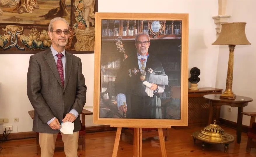 Daniel Hernández Ruipérez junto al cuatro que lucirá en la Sala de Retratos de la USAL. Foto USAL