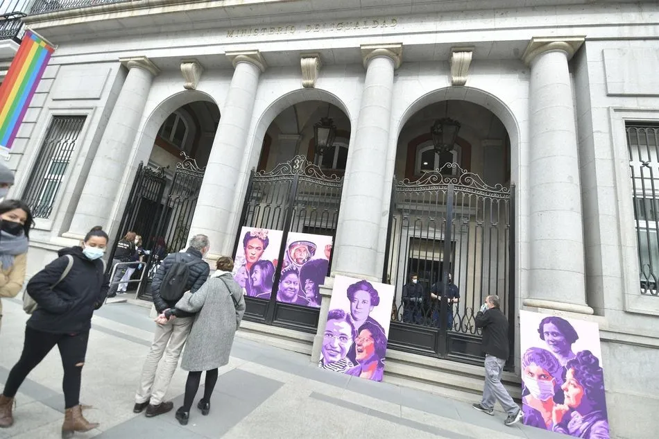 Mural homenaje por el 8M en el Ministerio de Igualdad