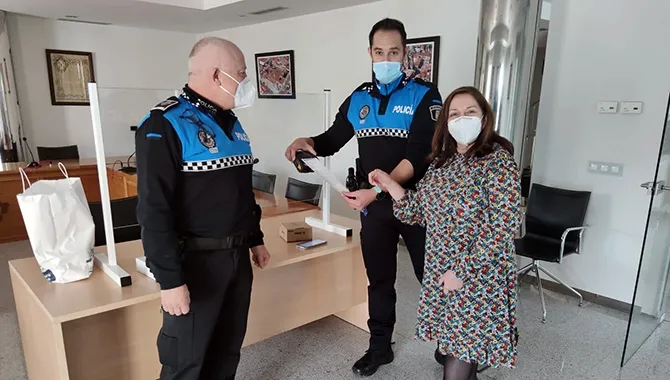Agentes de la Policía Local de Peñaranda, junto a la alcaldesa Carmen Ávila, durante la entrega de los nuevos equipos tecnológicos