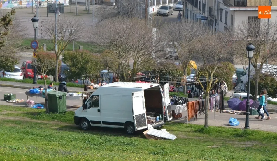 Foto 6 - Un total de 10 puestos acaban por conformar el mercadillo sabatino de esta semana  