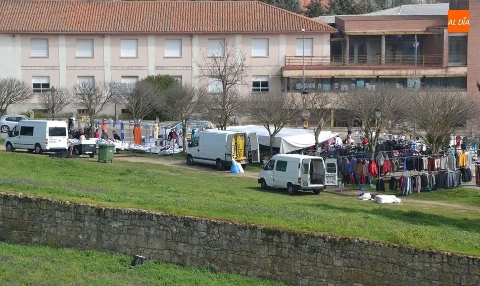 Foto 5 - Un total de 10 puestos acaban por conformar el mercadillo sabatino de esta semana  