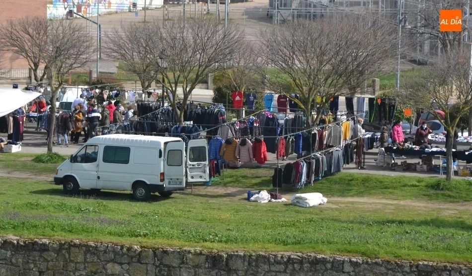 Foto 10 - Un total de 10 puestos acaban por conformar el mercadillo sabatino de esta semana  