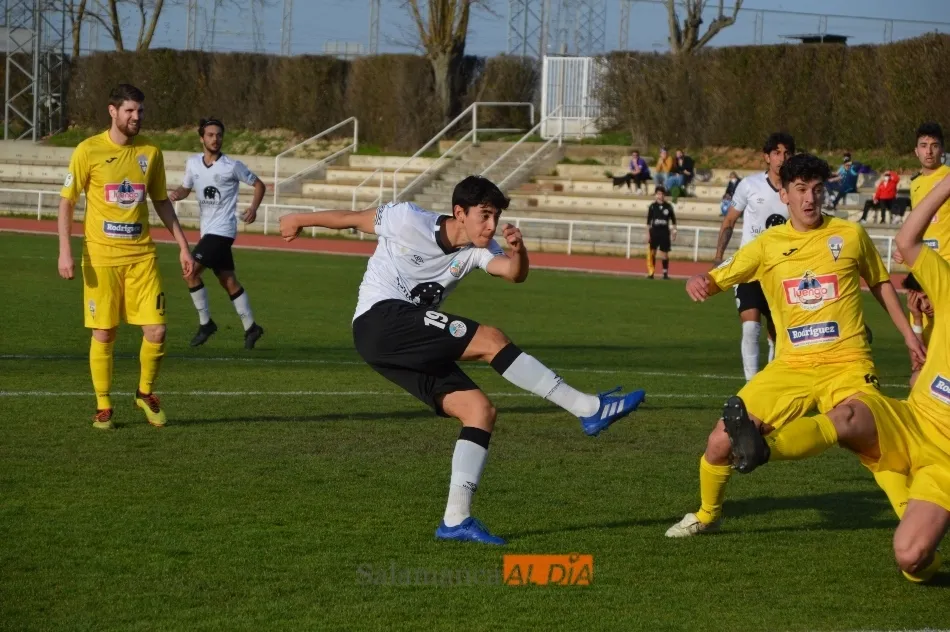 Fer Romero realiza un disparo a puerta / Carlos Cuervo