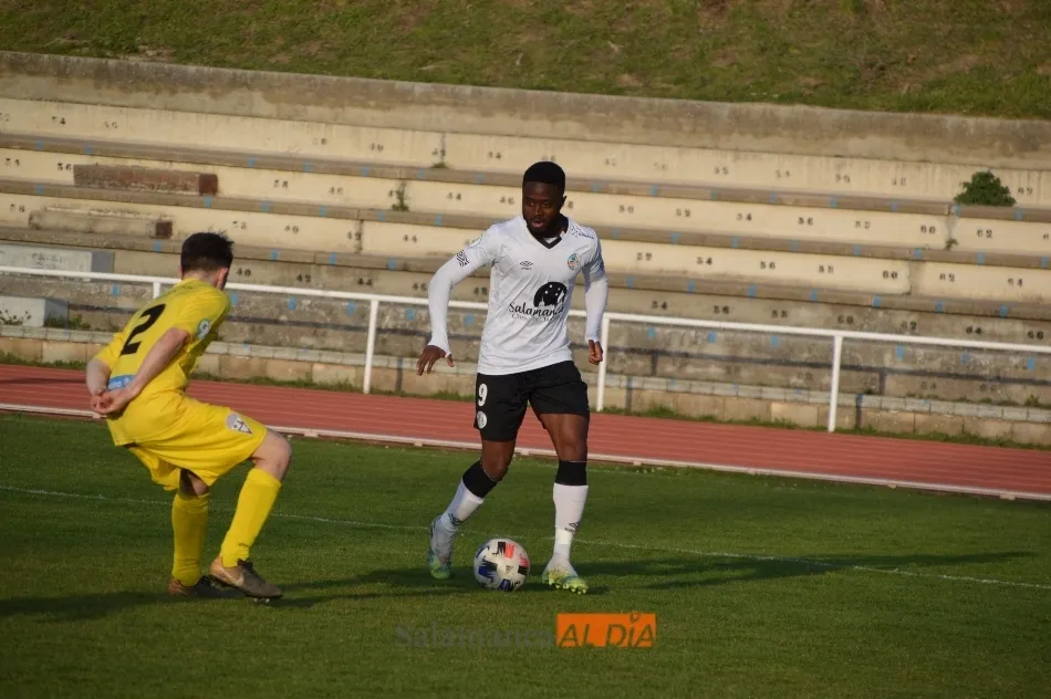 Foto 10 - El filial del Salamanca UDS se estrella con los palos y Guill&eacute;n termina expulsado en el empate con ...