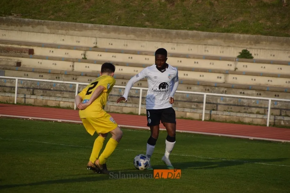 Foto 9 - El filial del Salamanca UDS se estrella con los palos y Guill&eacute;n termina expulsado en el empate con ...
