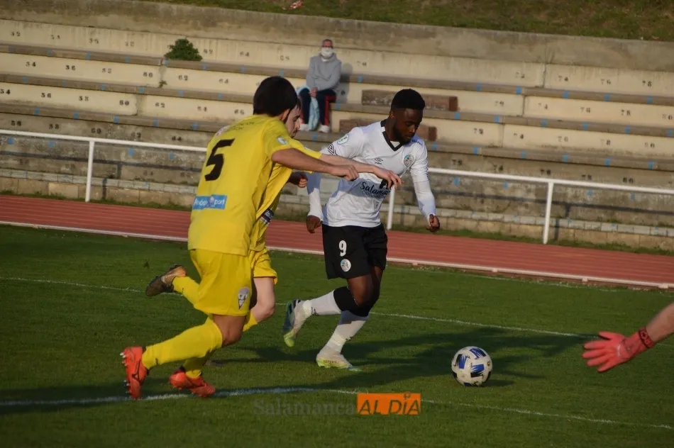 Foto 8 - El filial del Salamanca UDS se estrella con los palos y Guill&eacute;n termina expulsado en el empate con ...