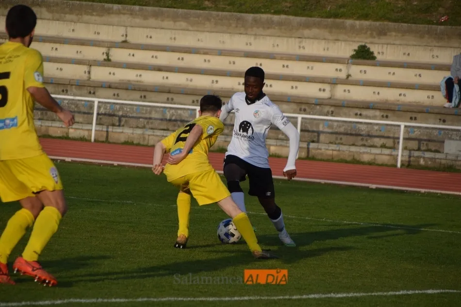 Foto 7 - El filial del Salamanca UDS se estrella con los palos y Guill&eacute;n termina expulsado en el empate con ...