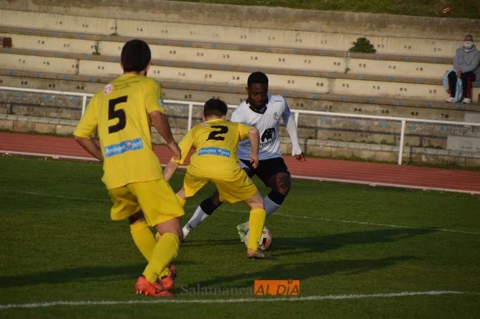 Foto 6 - El filial del Salamanca UDS se estrella con los palos y Guill&eacute;n termina expulsado en el empate con ...